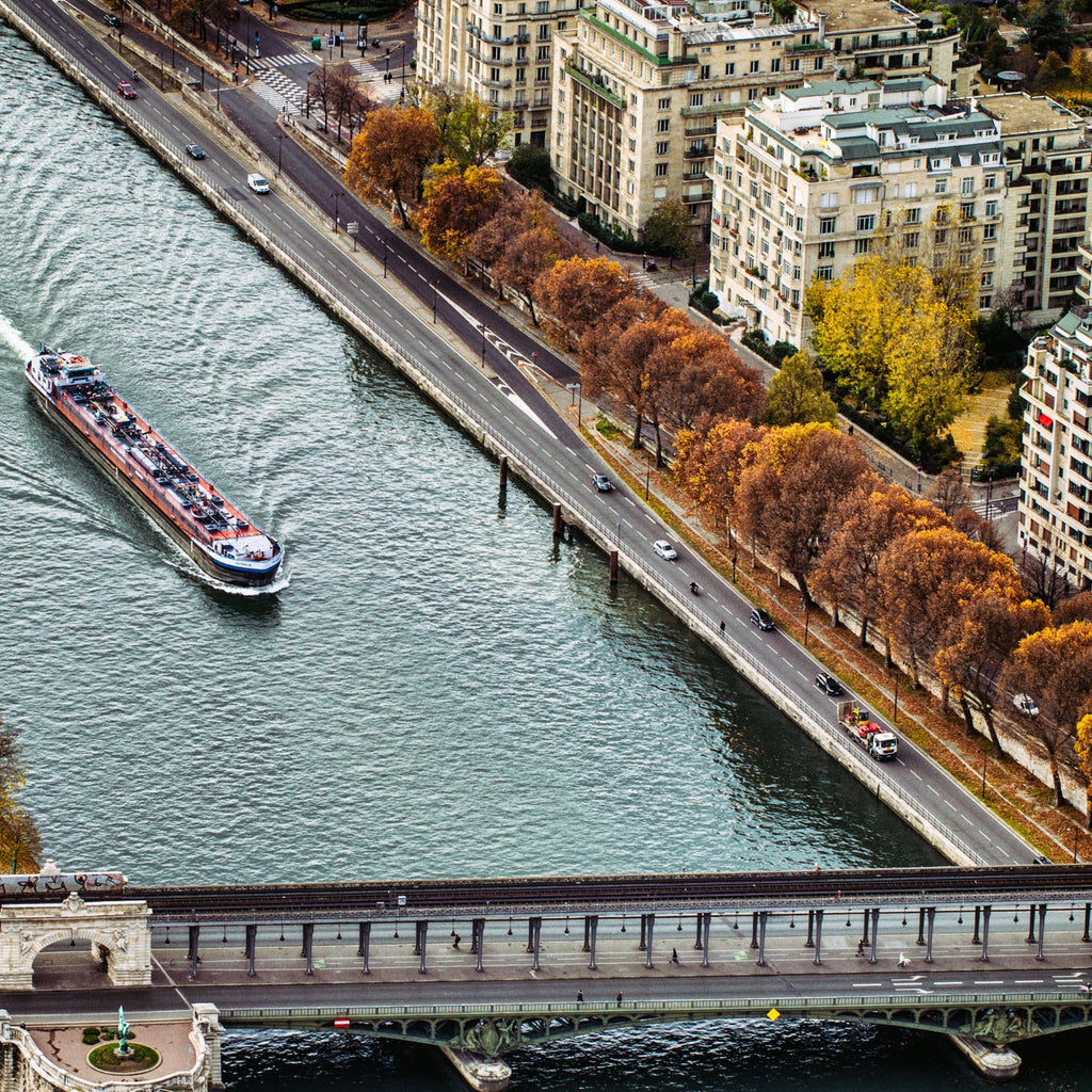 Vue plongeante sur la Seine et ses berges à Paris depuis la Tour Eiffel avec une péniche, ambiance automnale chaleureuse
