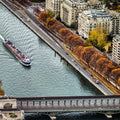 Vue plongeante sur la Seine et ses berges à Paris depuis la Tour Eiffel avec une péniche, ambiance automnale chaleureuse