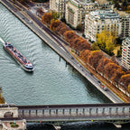 Vue plongeante sur la Seine et ses berges à Paris depuis la Tour Eiffel avec une péniche, ambiance automnale chaleureuse