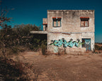 Maison abandonnée avec graffiti street art près de Brindisi, Pouilles, photo de face sans perspective, couleurs chaudes d’après-midi