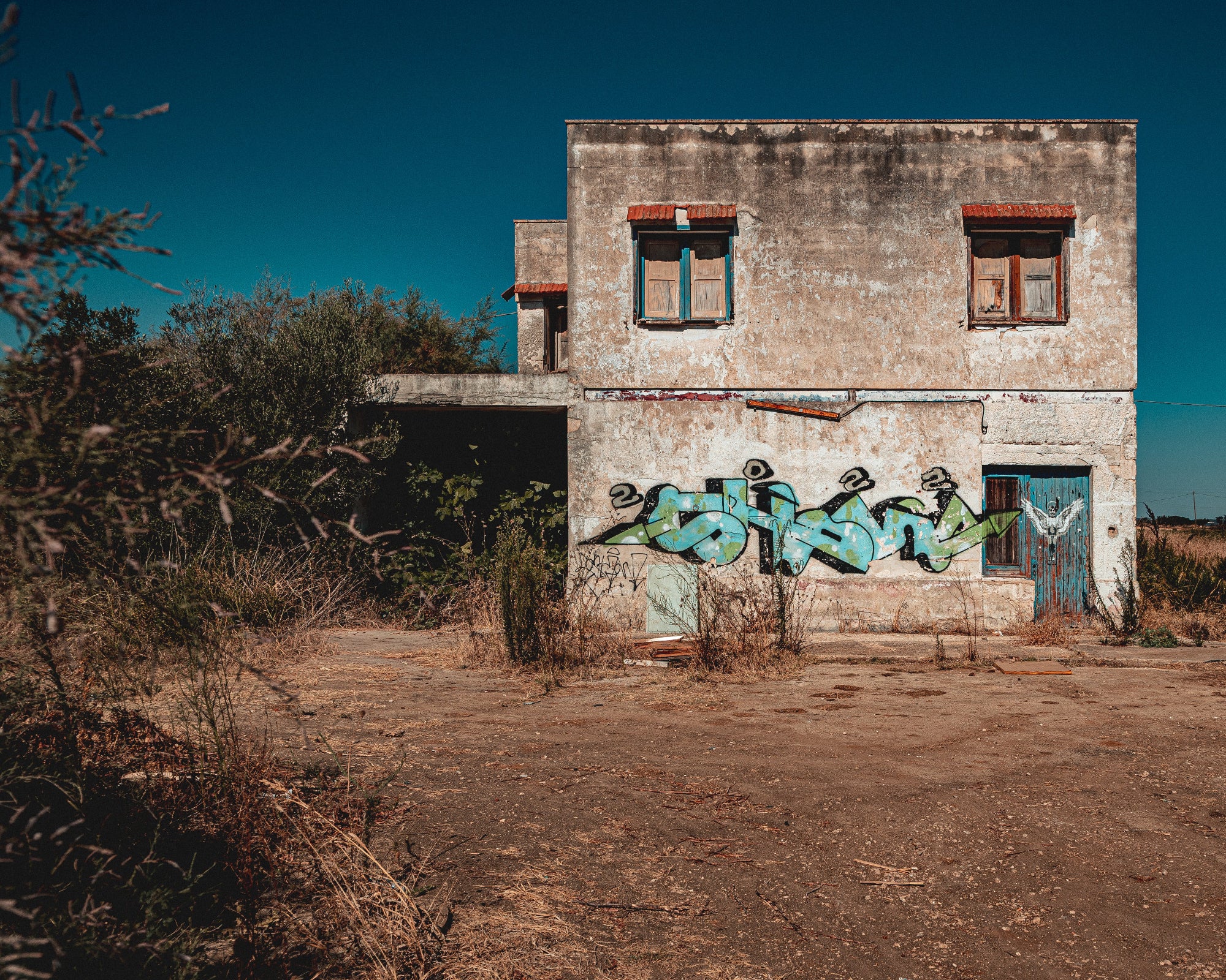 Maison abandonnée avec graffiti street art près de Brindisi, Pouilles, photo de face sans perspective, couleurs chaudes d’après-midi
