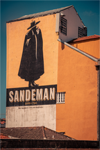Photo du mur ocre orange emblématique de Porto avec le logo de la marque Sandeman, image artistique et colorée.