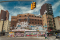Photo d’un bâtiment à Chinatown, New York, couvert de graffitis avec la fresque "Greetings from Chinatown", scène urbaine et artistique.
