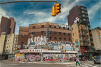 Photo d’un bâtiment à Chinatown, New York, couvert de graffitis avec la fresque "Greetings from Chinatown", scène urbaine et artistique.