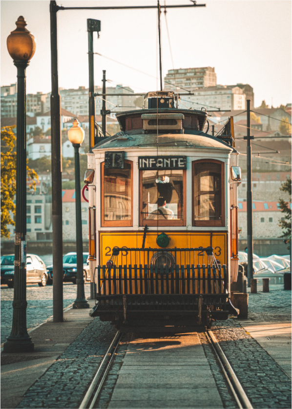 Photo du tramway Linha 1 de Porto, historique et traditionnel, reliant le centre historique au quartier de Foz, capturée en image artistique.