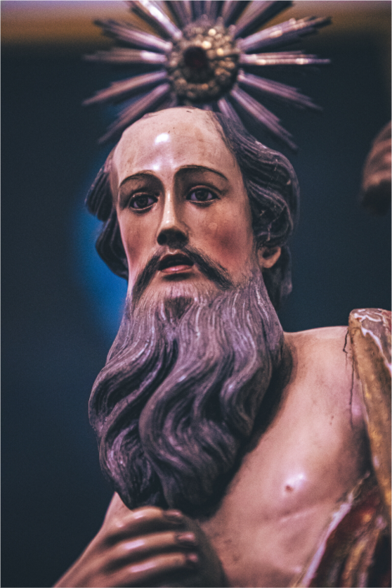 Photo de Sant'Antonio dans une église de Porto, portrait cadré sur le visage avec barbe, ambiance spirituelle et artistique.
