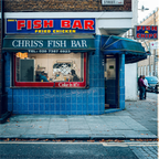 Tirage photo The Fish Bar à Londres, façade bleue avec enseigne rouge FISH BAR, ambiance urbaine et vintage.