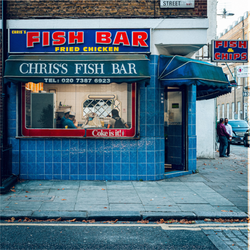 Tirage photo The Fish Bar à Londres, façade bleue avec enseigne rouge FISH BAR, ambiance urbaine et vintage.