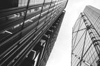 Plonge dans l’architecture iconique de la City de Londres avec City Geometry, un tirage photo en noir et blanc qui capture toute la puissance des lignes urbaines.