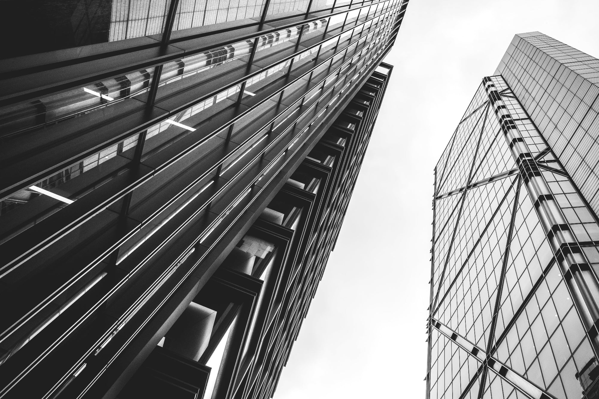 Plonge dans l’architecture iconique de la City de Londres avec City Geometry, un tirage photo en noir et blanc qui capture toute la puissance des lignes urbaines.