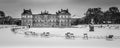 Palais du Luxembourg à Paris depuis le jardin sous la neige, photo noir et blanc panoramique, ambiance hivernale et calme