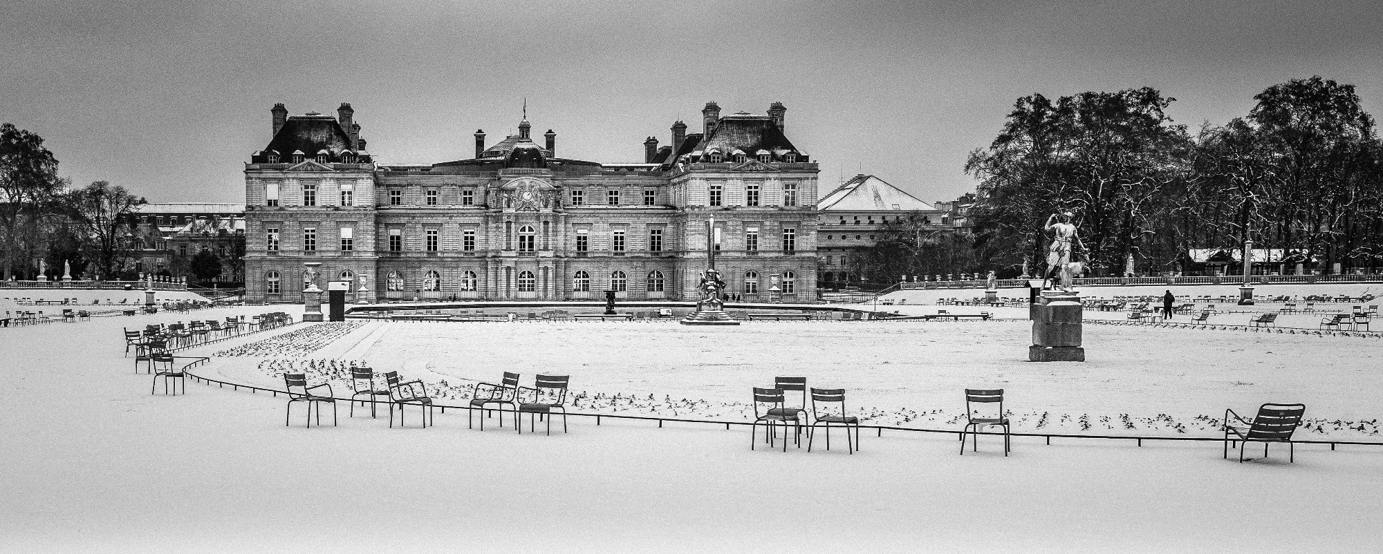 Palais du Luxembourg à Paris depuis le jardin sous la neige, photo noir et blanc panoramique, ambiance hivernale et calme