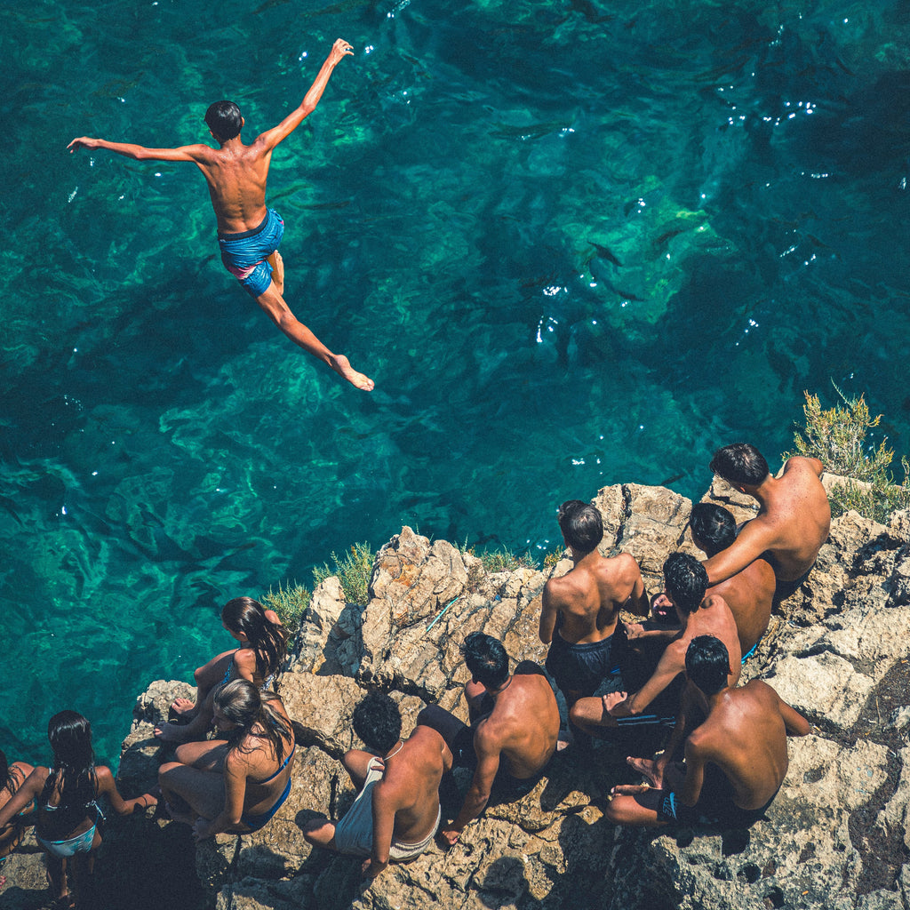 Capturez l’aventure et la liberté avec ce tirage photo Volare sul mare. Pris à Polignano a Mare, dans les Pouilles italiennes