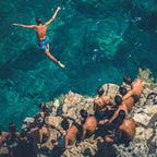 Capturez l’aventure et la liberté avec ce tirage photo Volare sul mare. Pris à Polignano a Mare, dans les Pouilles italiennes