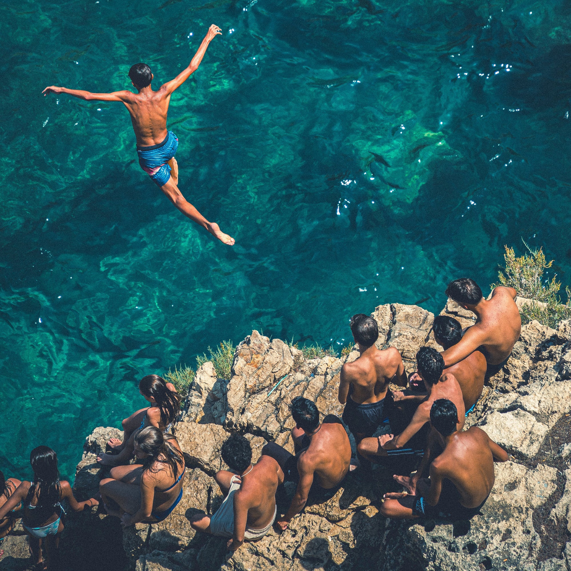 Capturez l’aventure et la liberté avec ce tirage photo Volare sul mare. Pris à Polignano a Mare, dans les Pouilles italiennes